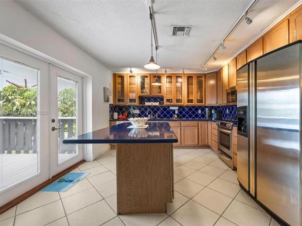 400 SE 31st St APT 8