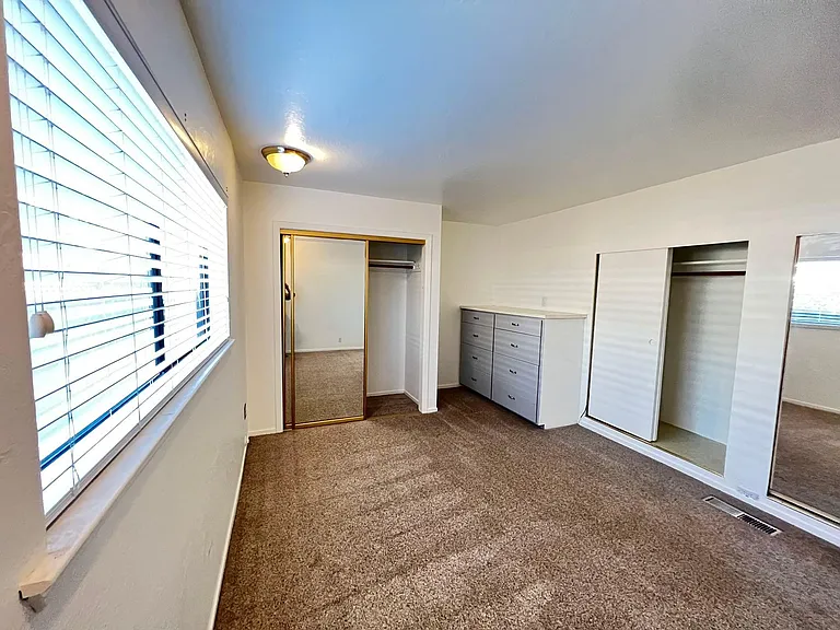 1135 Morton Ave — Photo 10
