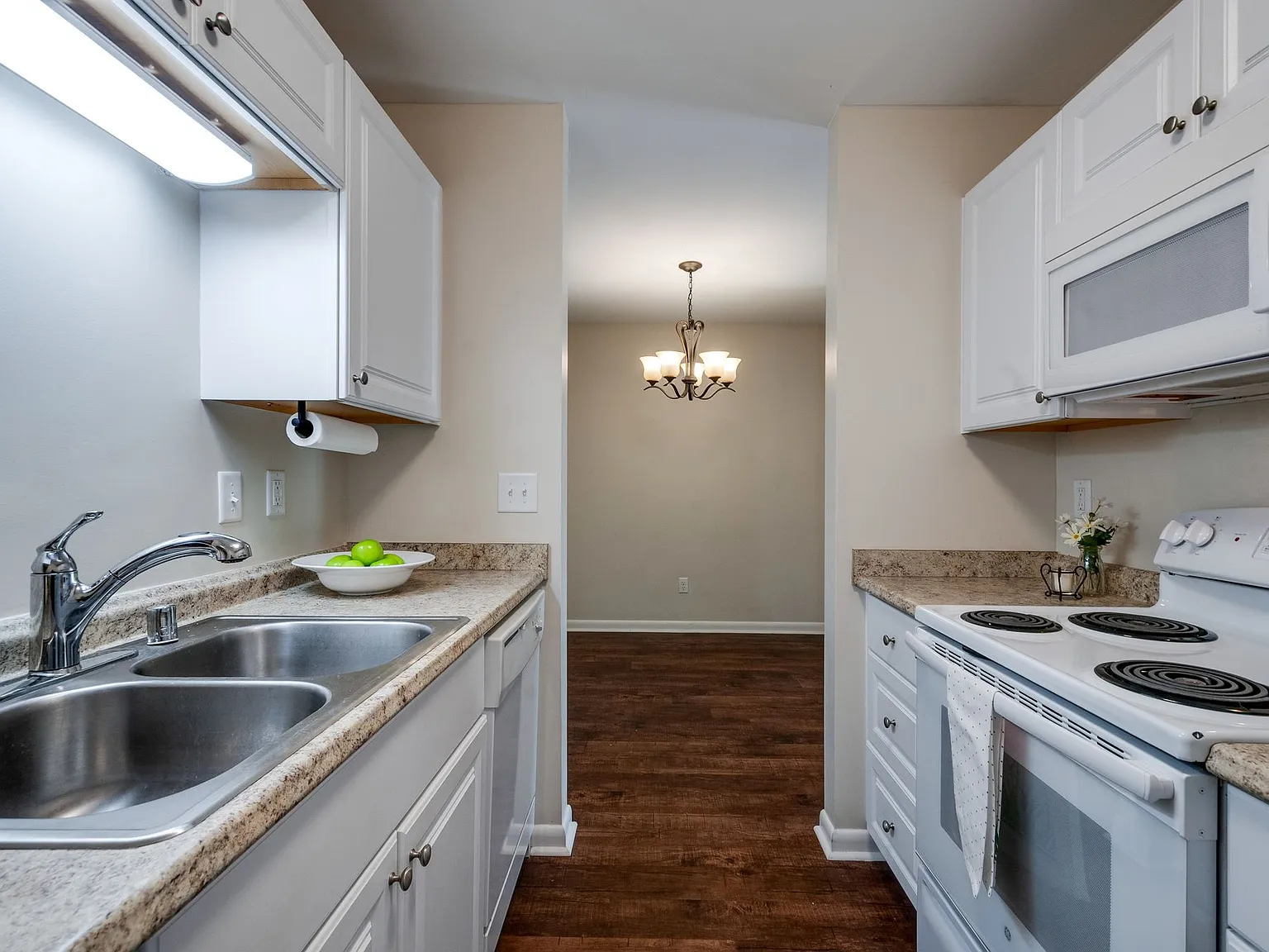 2 bed, 936 sqft, $1,650 — Photo 3