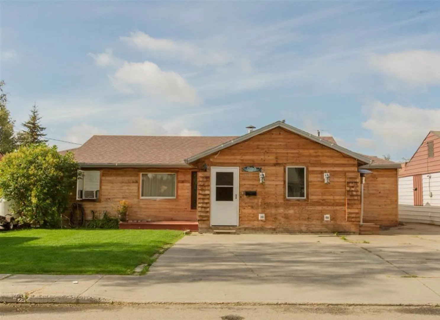 Beautifully Remodeled 4 bedroom off the River in town — Photo 1