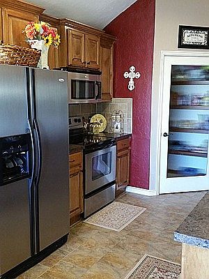 Kitchen w/ walk in pantry
