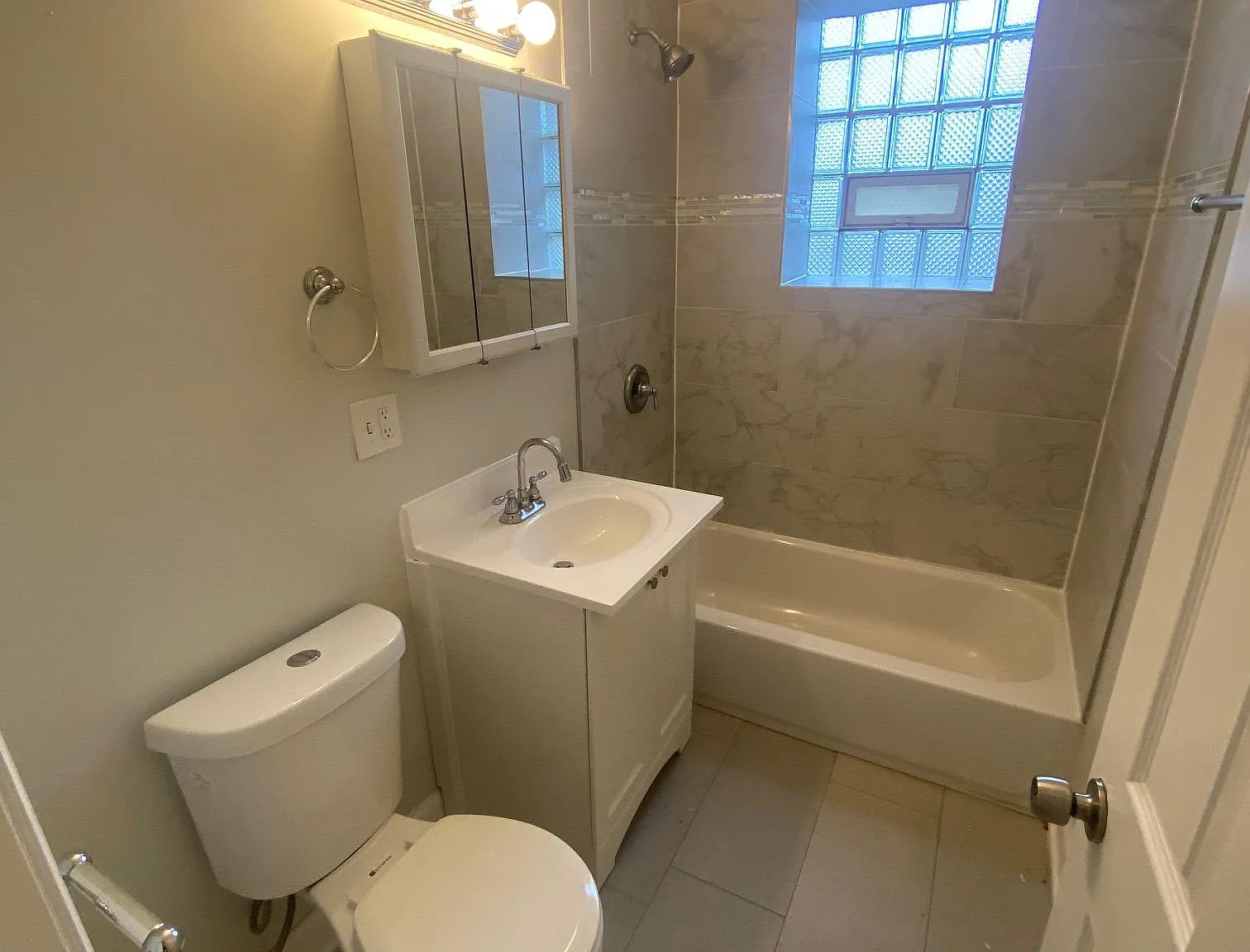 2 bed, 850 sqft, $1,300 — Photo 4