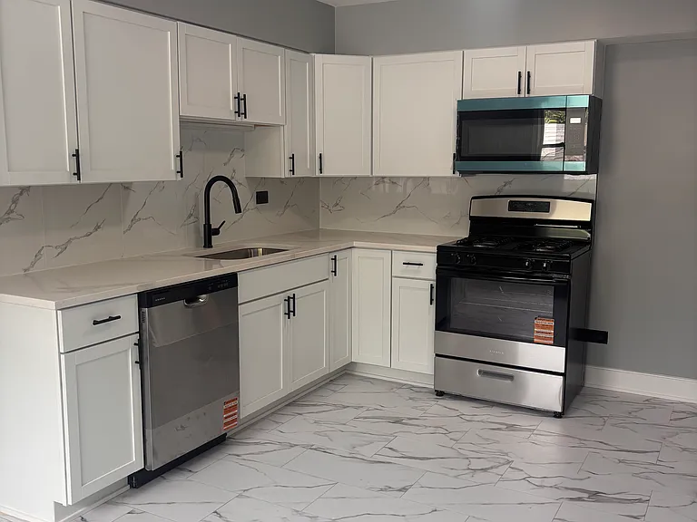 1950 W Fargo Ave #3W — Photo 2