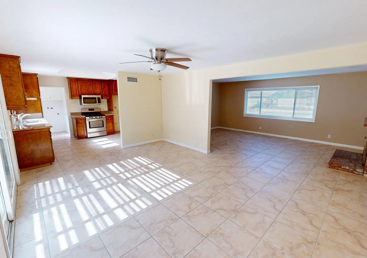 3 bed, 1441 sqft, $3,995 — Photo 4