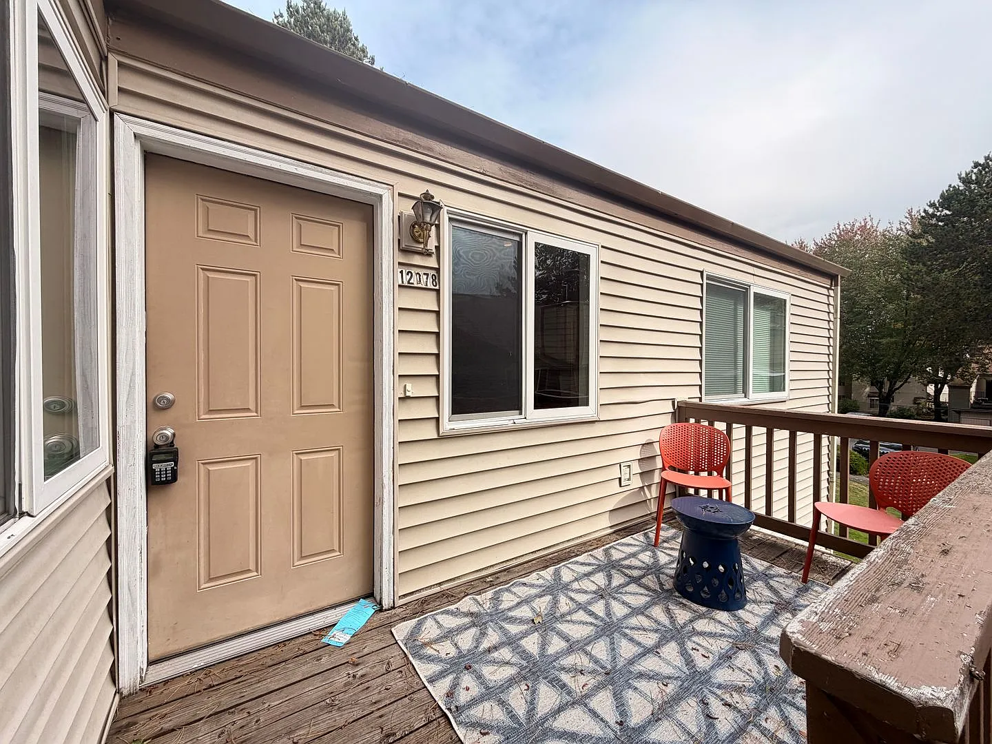 Freshly Painted Upper 2BR with Wood Fireplace and In-Unit Washer/Dryer — Photo 2