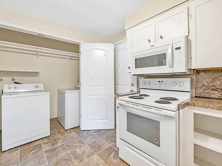 Ferry St - 4 Plex — Photo 5