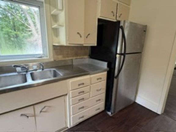 4th image of 208 N River Rd