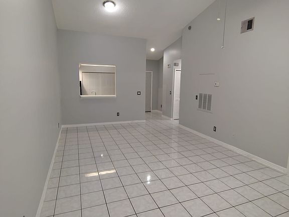 3rd image of 14756 Laguna Beach Cir
