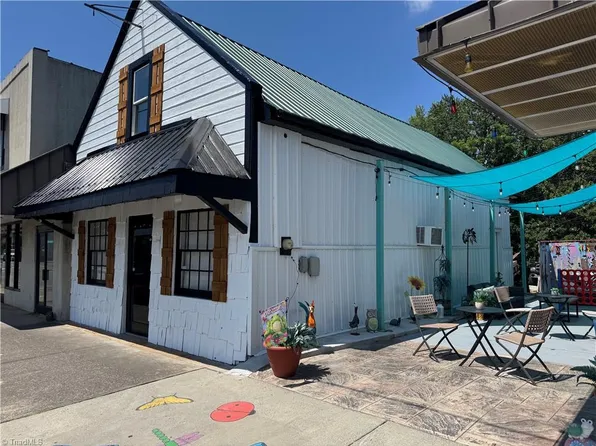 113 W Main St, Pilot Mountain, NC 27041