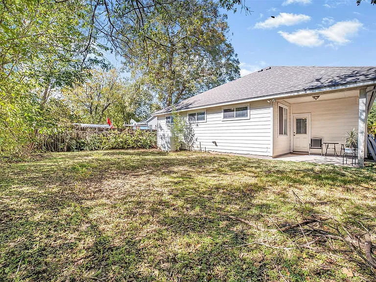 409 E Austin Ave — Photo 33
