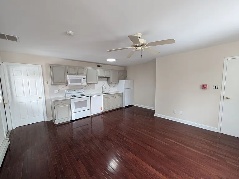 416 Main St #I — Photo 3