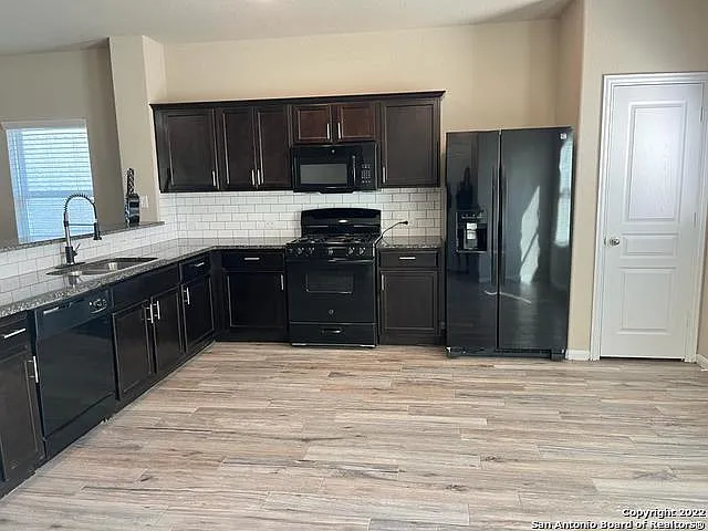 12930 Cedarcreek Trl — Photo 1