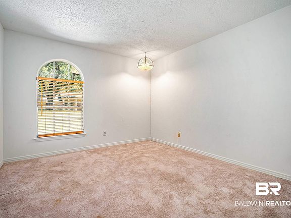 5th image of 5559 Woodside Dr N