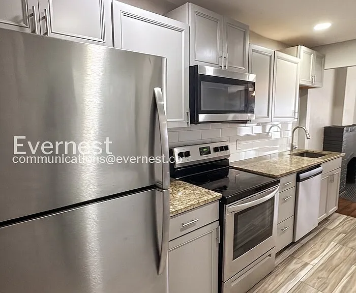 619 E Xyler St — Photo 4