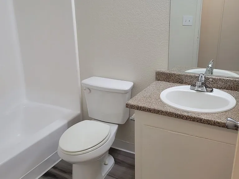 Mesa Verde Apartments — Photo 3