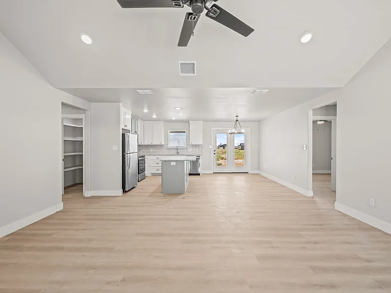10505 East Cres #7400 — Photo 7