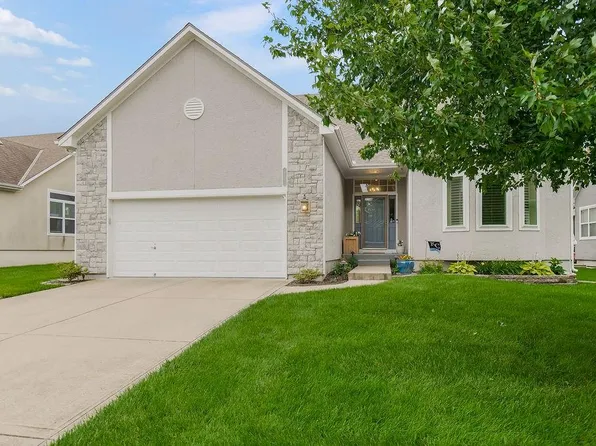 916 SW Lauren Ct, Lees Summit, MO 64081