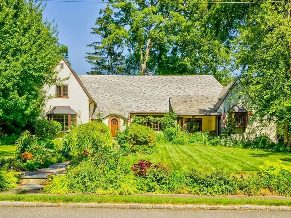 33 Litchfield Road, Port Washington, NY 11050