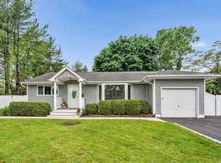 8 Magnolia Dr, Commack, NY 11725