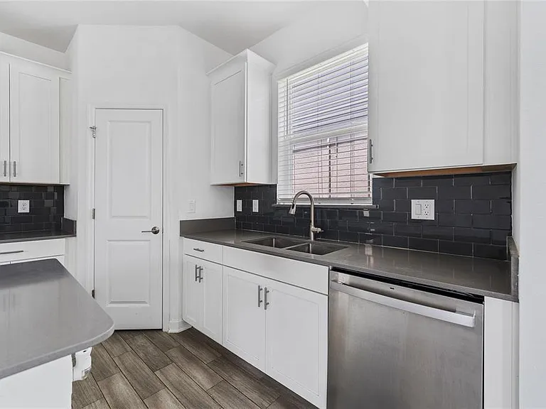 2999 Addison Blvd — Photo 12