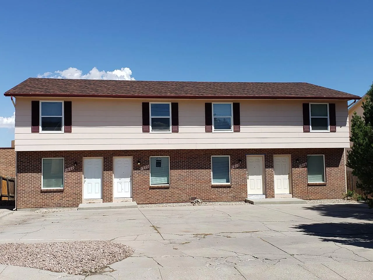 2 bed, 1.5 bath, 952 sqft, $1,050 — Photo 1