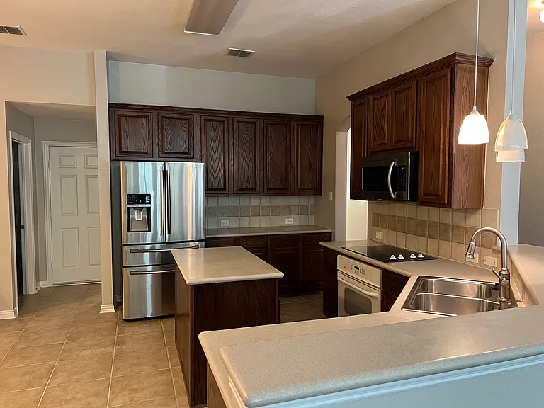 2413 Bridgeport Dr — Photo 3