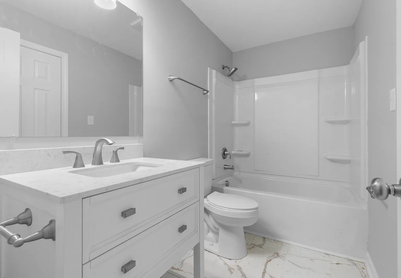 2 bed, 940 sqft, $1,350 — Photo 2