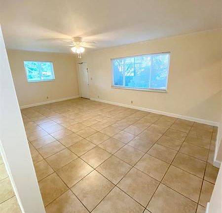 3rd image of 813 Lighthouse Dr APT A