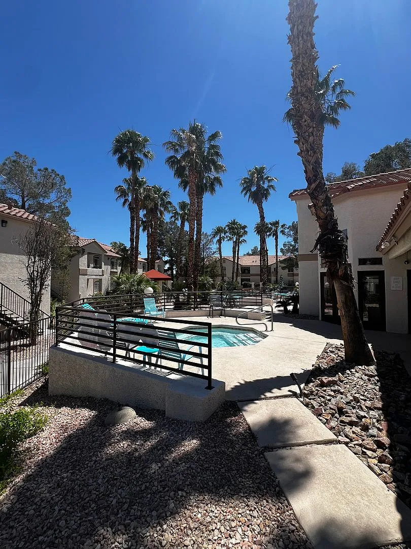3 Bedroom Condo / One Car Garage / Gated with Community Pool — Photo 3