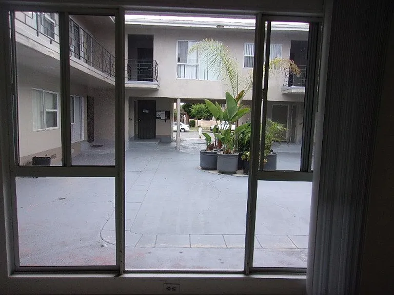 853 Center St — Photo 3
