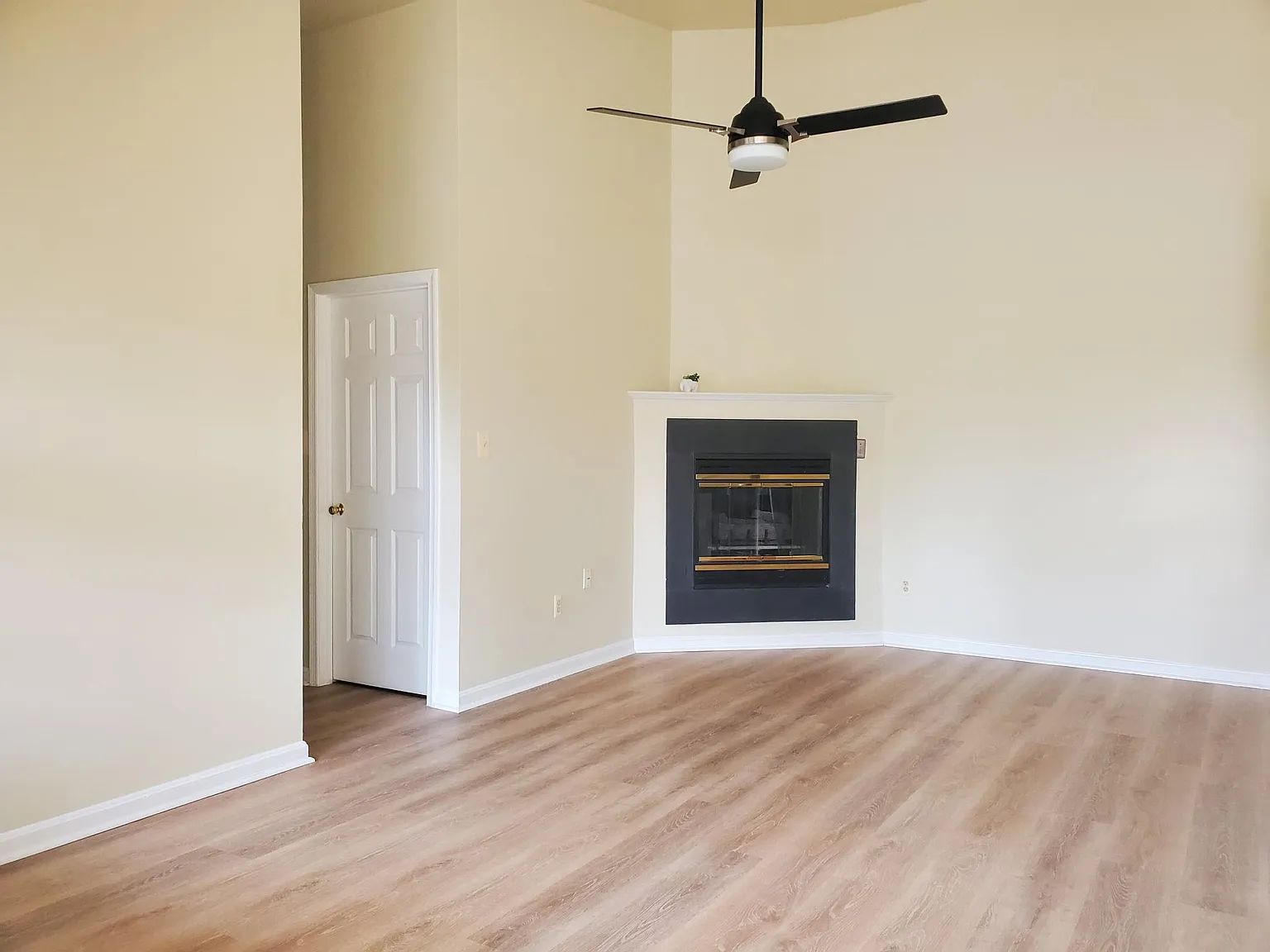 2 bed, 1066 sqft, $1,999 — Photo 3