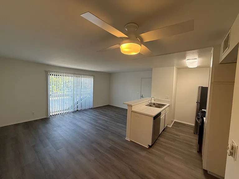 14543 Burbank Blvd — Photo 5