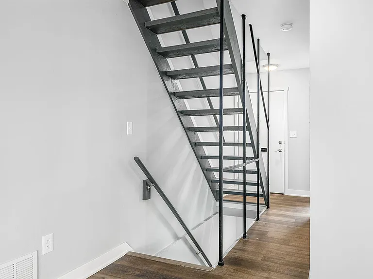 142 W 8th Ave #B — Photo 12