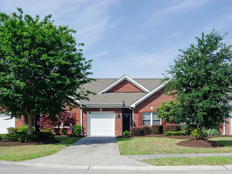 204 Hilliard Ct — Photo 1