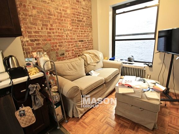 4th image of 333 W 43rd St APT 4