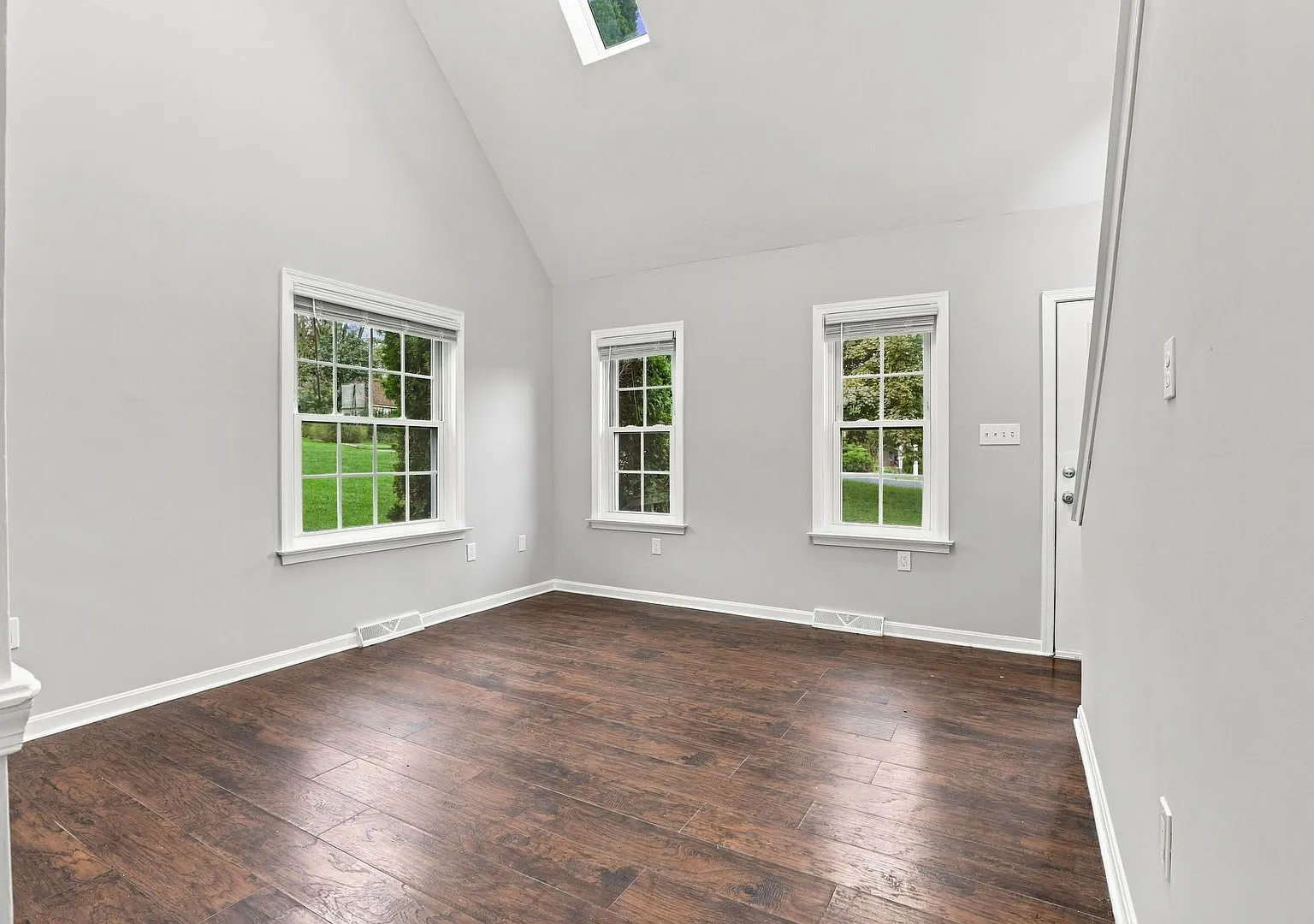 4 Bed 2.5 Bath — Photo 4
