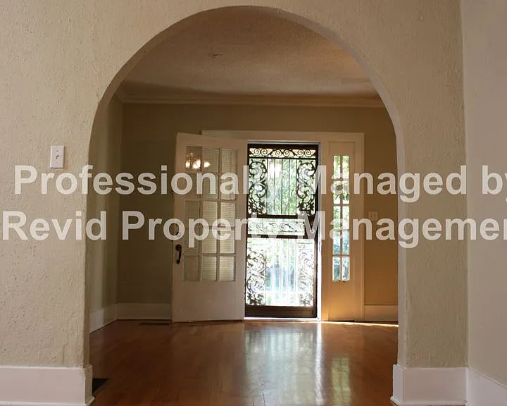 Large 3 bedroom upstairs duplex! — Photo 19
