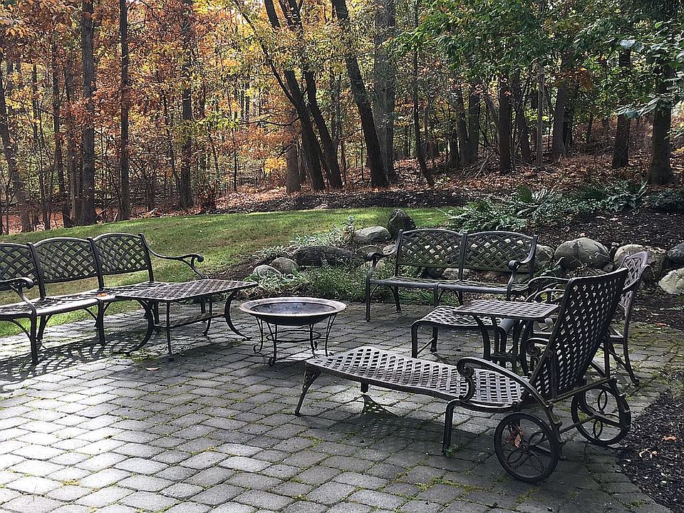 Patio w/ Herb/Flower Garden