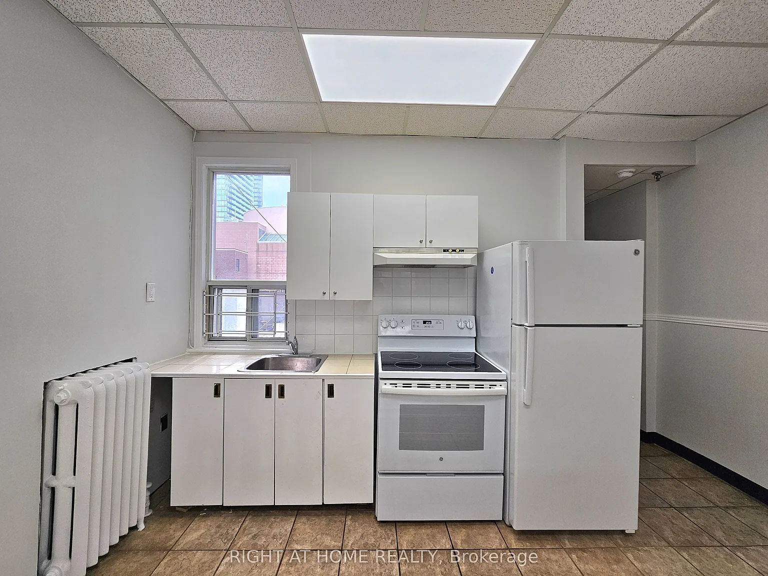 516 Yonge St — Photo 1