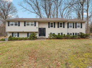 8 Apple Blossom Court, Airmont, NY 10952