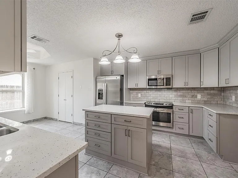 KITCHEN WITH STAINLESS STEEL APPLIANCES