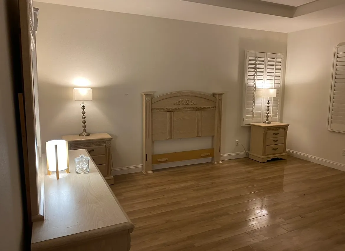 6 bed, 4300 sqft, $1,099 — Photo 2