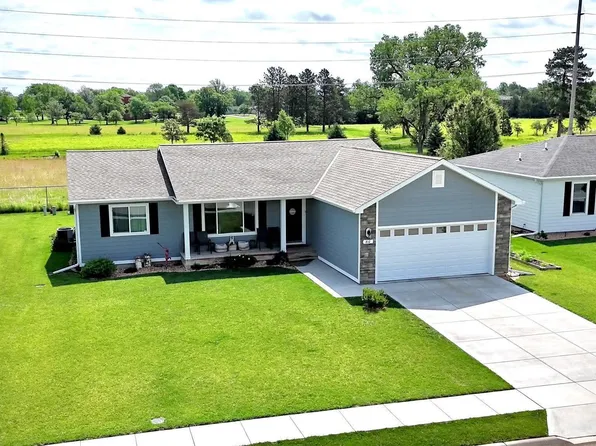 812 Sun Ridge Dr, Beatrice, NE 68310