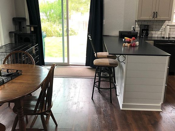 Eating area with an eat up counter