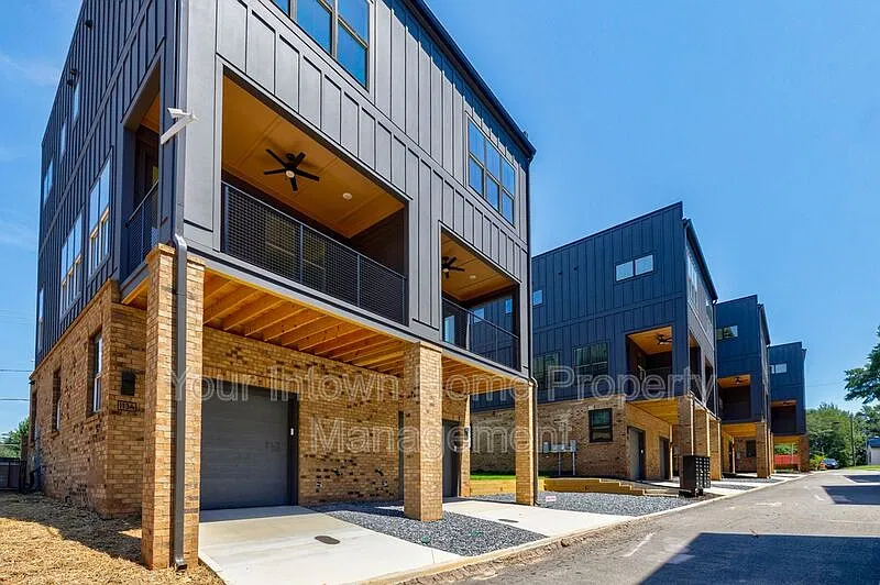 2 bed, 2.5 bath, 1361 sqft, $2,599 — Photo 2