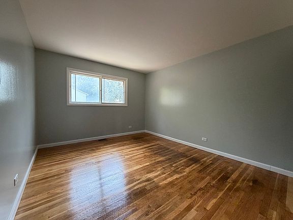 4th image of 1068 Bristol Ct