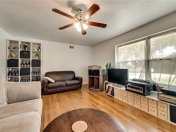 5th image of 2110 Frances Dr