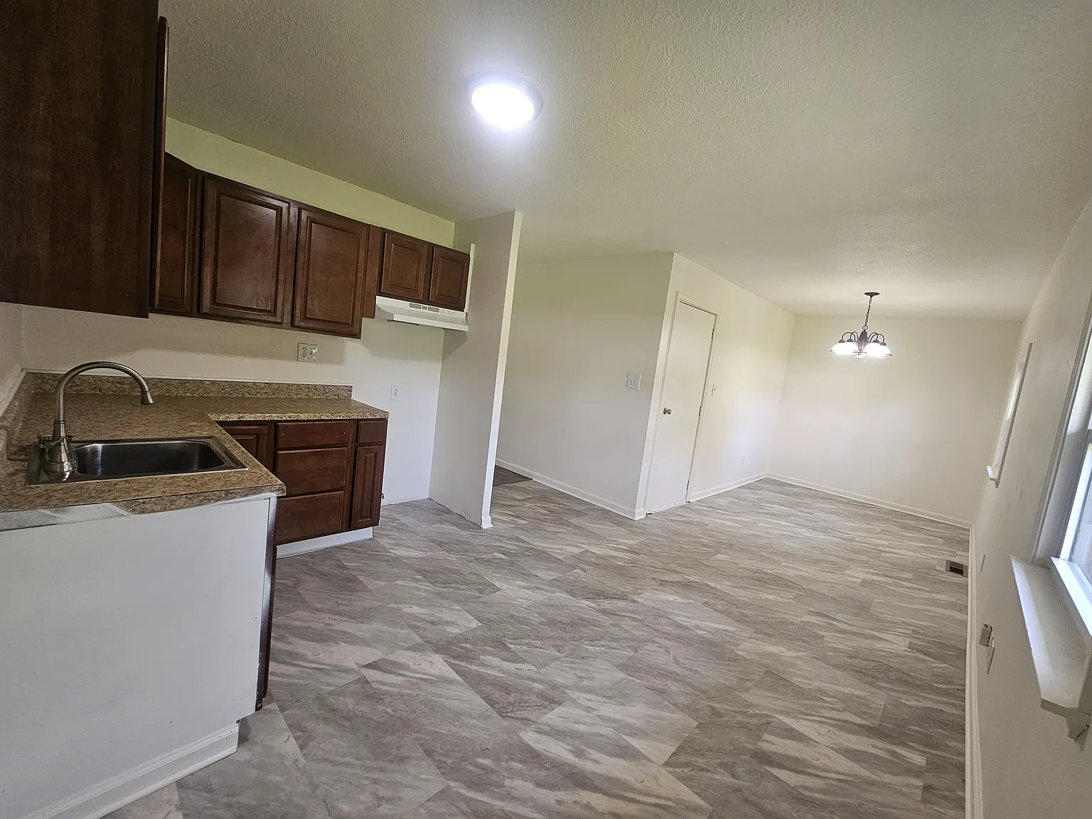 3 bed, 864 sqft, $1,200 — Photo 3