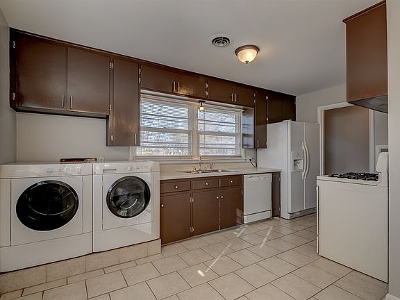 5th image of 825 W Brooke Ave