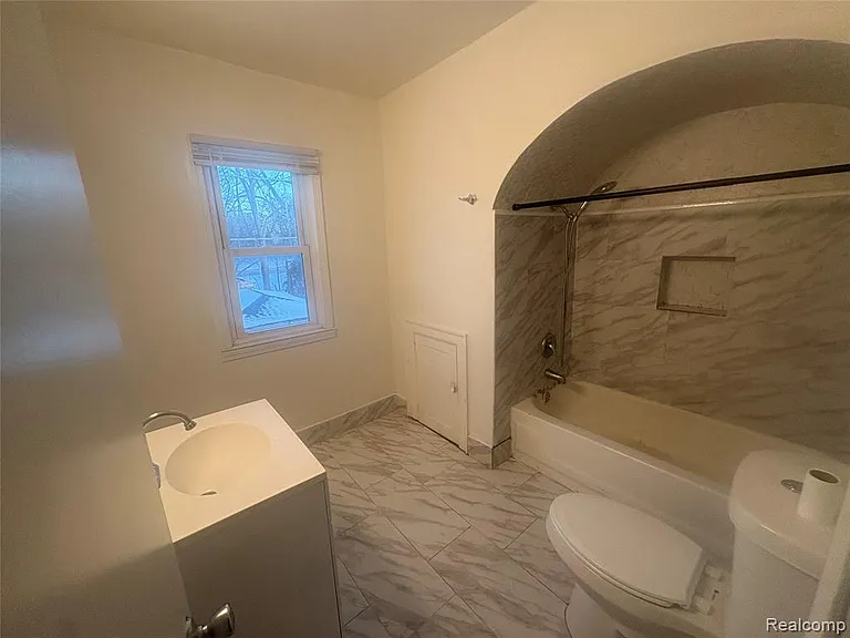 33 S Marshall St — Photo 16
